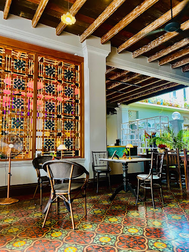 Café Mem (คาเฟ่ เมม) - การบริการอาหารและที่พัก