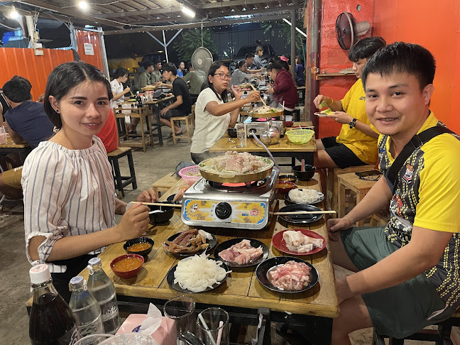 คุณชัช หมูย่างกระทะทอง สาขาแยกบ้านนายกฯ สี่มุมเมือง - การบริการอาหารและที่พัก