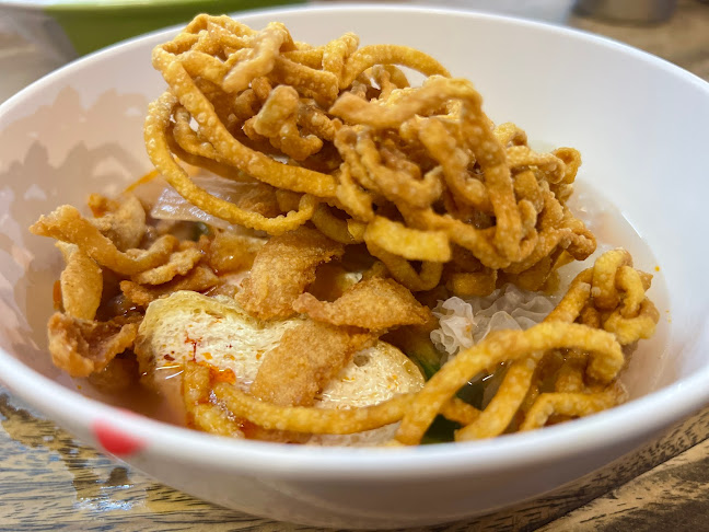 ร้านเย็นตาโฟราตรี - การบริการอาหารและที่พัก