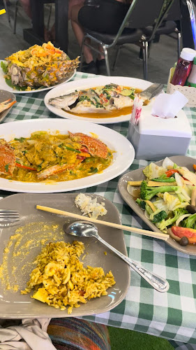 Yoyo Restaurant Karon Beach Phuket - การบริการอาหารและที่พัก