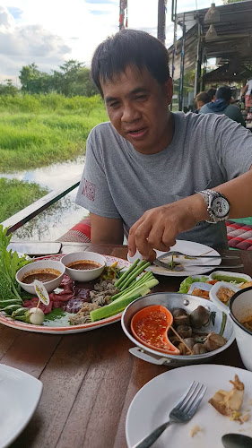 ครัวสะแตกแดกตับ - การบริการอาหารและที่พัก