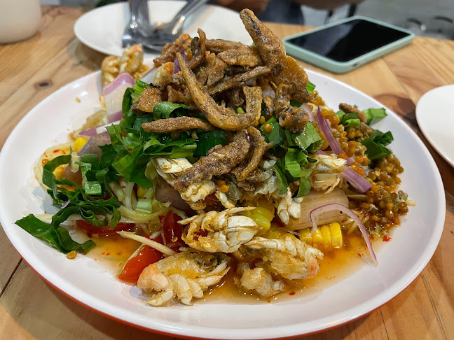 Aroi ร้านยำที่จัดจ้านในภูเก็ต - การบริการอาหารและที่พัก