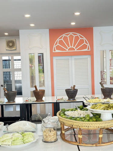 ร้านอาหาร และโรงเรียนสอนทำอาหารไทย ปุ้ม - การบริการอาหารและที่พัก