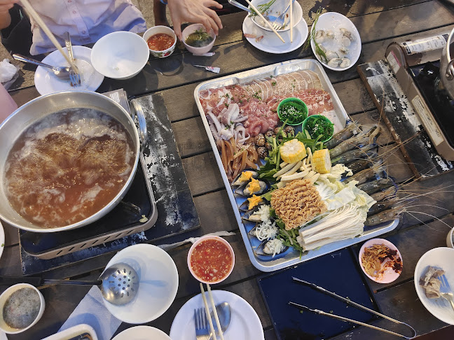 นิยมสุก - การบริการอาหารและที่พัก