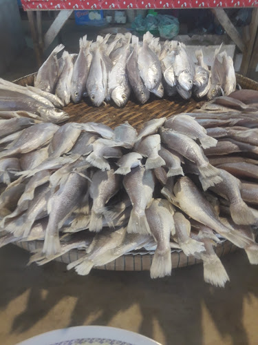 ตลาดน้ำอุ่น - การบริการอาหารและที่พัก