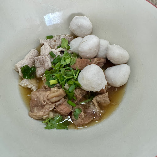 บ้านก๋วยเตี๋ยวแสงจันทร์ - การบริการอาหารและที่พัก