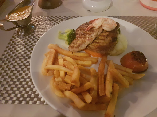 Friends cafe Jomtien - การบริการอาหารและที่พัก