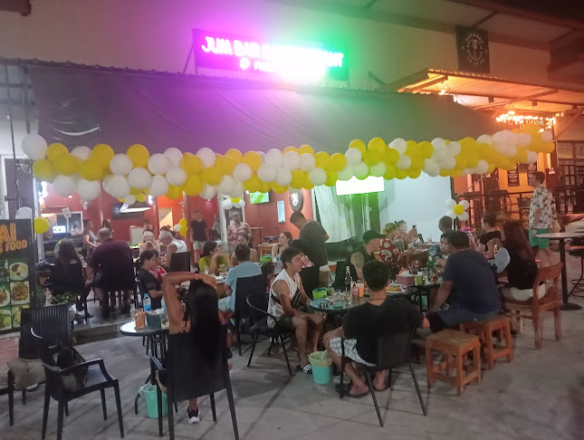 Jum Bar & Restaurant - การบริการอาหารและที่พัก