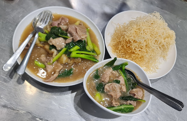 ยอดผักเมืองทอง ราดหน้า