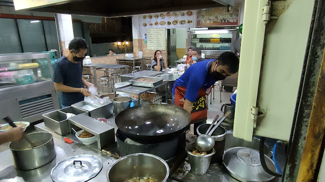 ยอดผักเมืองทอง ราดหน้า - การบริการอาหารและที่พัก