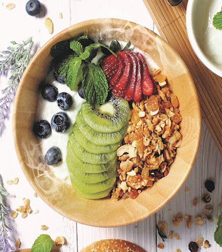 Travelers Coffee Phuket - การบริการอาหารและที่พัก