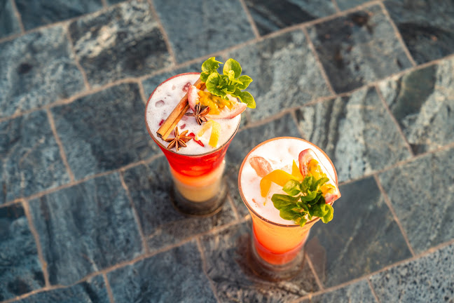 The Cloud Rooftop Pool Bar - การบริการอาหารและที่พัก