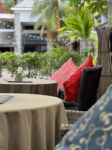 Vitaphorn Authentic Thai Restaurant​ & Steak House - การบริการอาหารและที่พัก