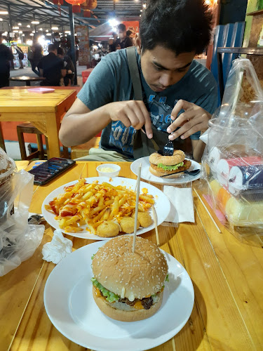 Opinii despre เบอร์เกอร์บ้านพอเพียง în อำเภอเมืองนนทบุรี - การบริการอาหารและที่พัก