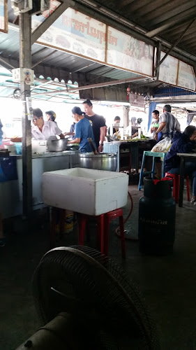 โอ้วเอ๋ว ตลาดฉำฉา - การบริการอาหารและที่พัก