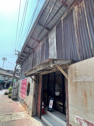 Sun & Moon Café - การบริการอาหารและที่พัก