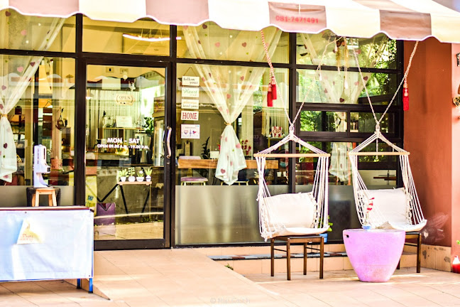 Posh and Pow Club Café - การบริการอาหารและที่พัก