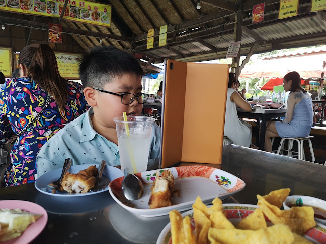 ก๋วยเตี๋ยวเรือ ป้าแจ๋ว - การบริการอาหารและที่พัก