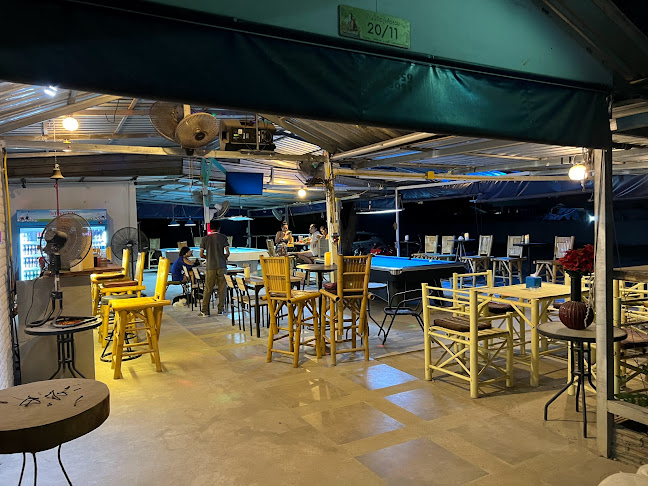 Chunky Monkey Bar & Grill - การบริการอาหารและที่พัก