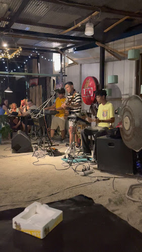 On Street Bar - การบริการอาหารและที่พัก