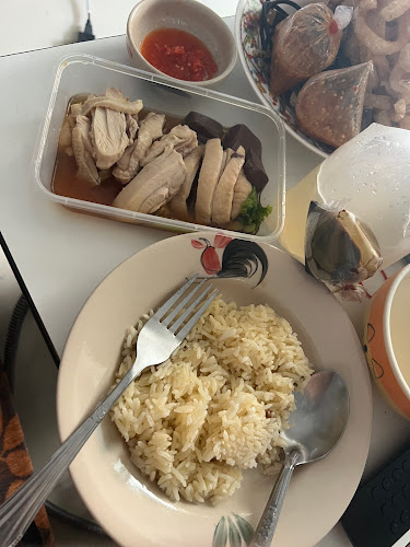 ขวัญใจข้าวมันไก่สิงคโปร์ - การบริการอาหารและที่พัก