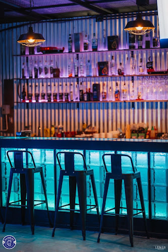 Blacked Out - เมือง