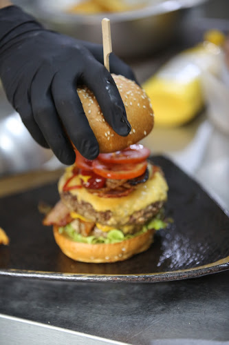 So French Restaurant and Bar - การบริการอาหารและที่พัก