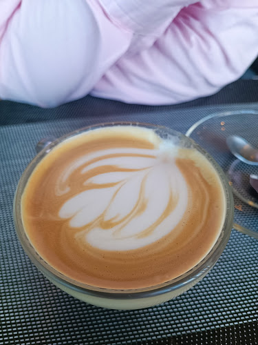 Mayday Coffee & Bar - การบริการอาหารและที่พัก