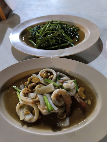 อีสานร้อยซาว - การบริการอาหารและที่พัก