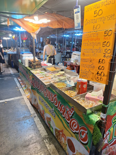ตลาดร่มไทร ปากเกร็ด-ติวานนท์ - การบริการอาหารและที่พัก