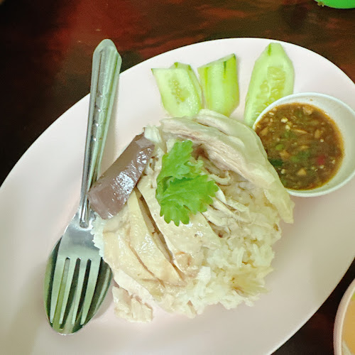 เหน่ง รสเยี่ยม - การบริการอาหารและที่พัก