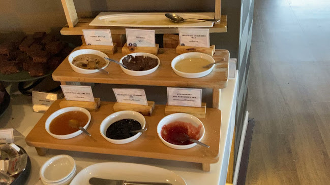 Dusit Club The Peak - การบริการอาหารและที่พัก