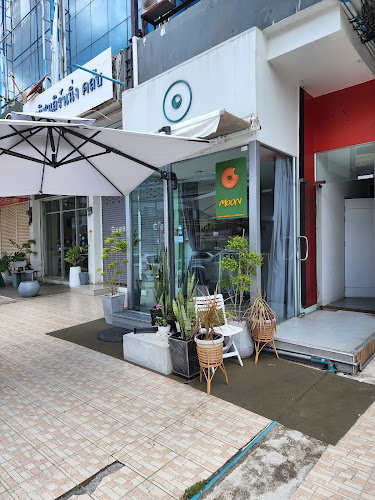 Moon doughnuts & drinks