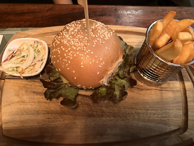 Irish Times Pub Phuket - การบริการอาหารและที่พัก