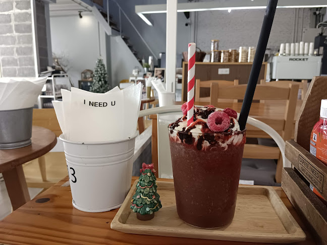 COFFEE I NEED U CAFE' - การบริการอาหารและที่พัก