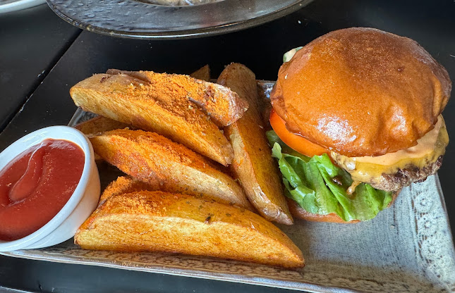 Escapar Burger - การบริการอาหารและที่พัก