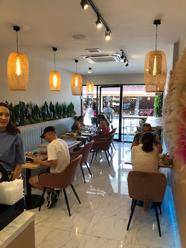 Benedict Breakfast Cafe - การบริการอาหารและที่พัก