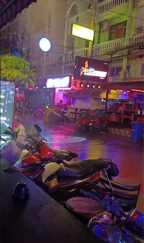 The Pit Stop Bar - การบริการอาหารและที่พัก