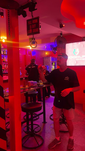 Hookup Corner - การบริการอาหารและที่พัก