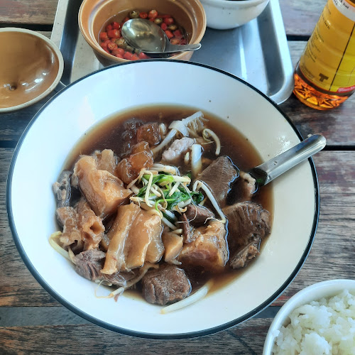 เจ๊นา เกาเหลาเนื้อเปื่อย อาหารตามสั่ง - การบริการอาหารและที่พัก