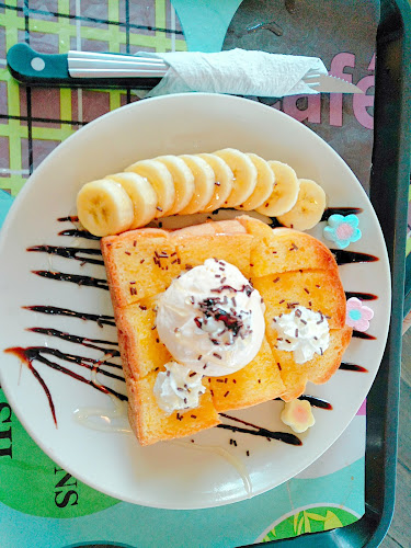 Small Table Food and Beverage