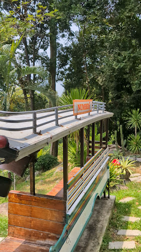 No.6 Restaurant Up The Hill - การบริการอาหารและที่พัก