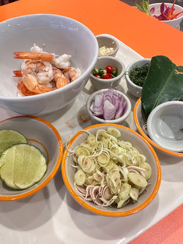 ร้านอาหาร และโรงเรียนสอนทำอาหารไทย ปุ้ม - การบริการอาหารและที่พัก