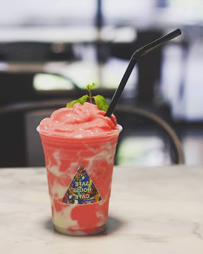 SAFE HOUSE CAFE - การบริการอาหารและที่พัก