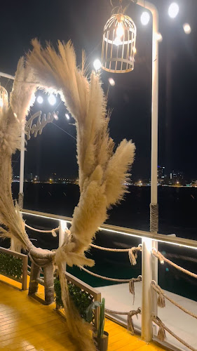 Tappia Floating Cafe Pattaya - การบริการอาหารและที่พัก