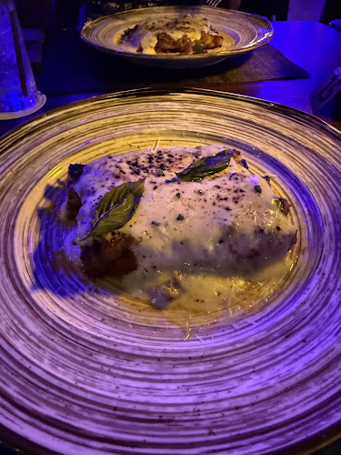 The Factory Phuket - การบริการอาหารและที่พัก