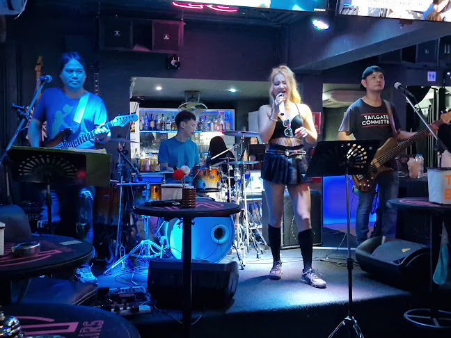 Mayfairs Live Band & Entertainment Bar - การบริการอาหารและที่พัก