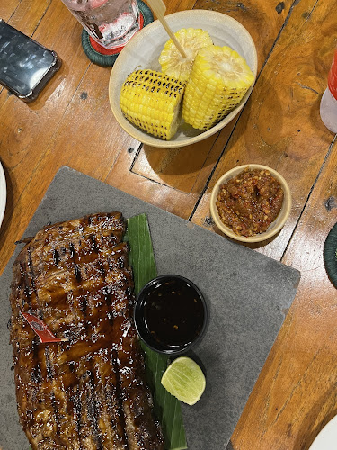 Naughty Nuri's Phuket - การบริการอาหารและที่พัก