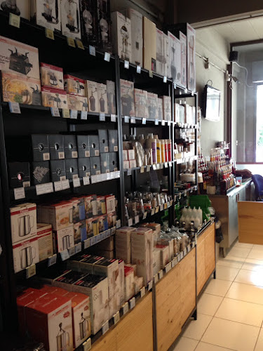 185, 42 ถ. พังงา ตำบลตลาดใหญ่ อำเภอเมืองภูเก็ต ภูเก็ต 83000