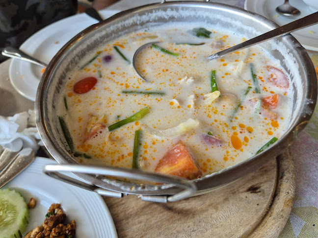 Opinii despre Pantai Seaview Restaurant Halal Food în อำเภอกะทู้ - การบริการอาหารและที่พัก